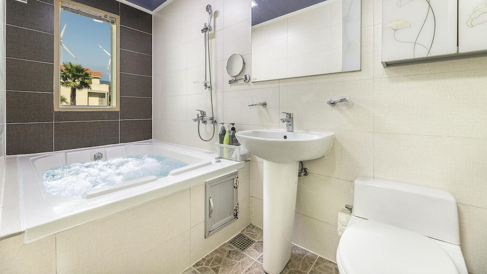 Basic Room, 1 Bedroom (Dandy Room 202 (Ocean View/Spa)) - Photo 7