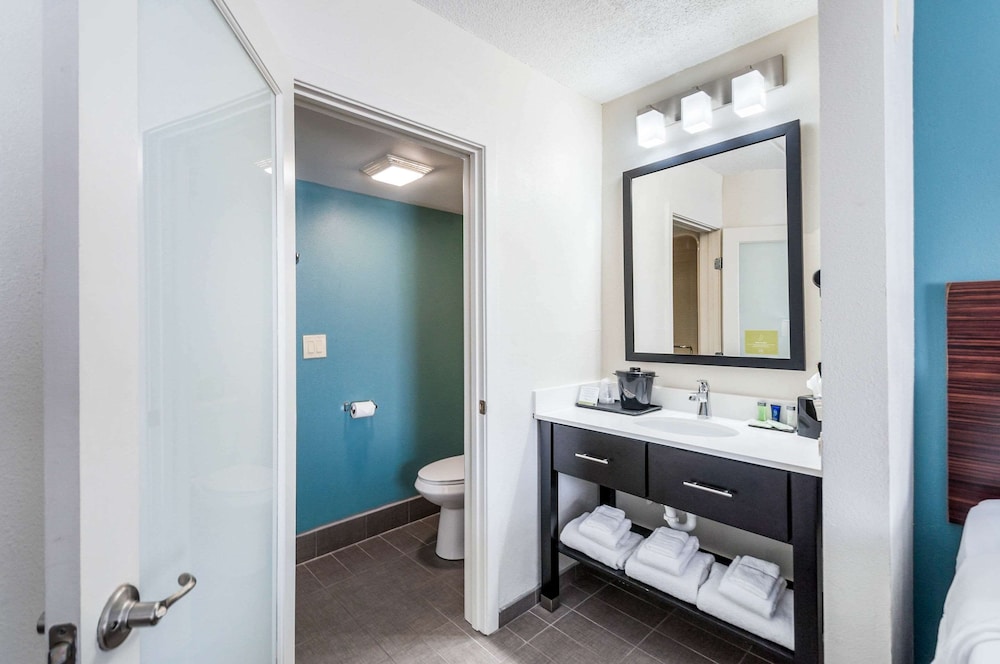 Suite, Non Smoking (2 Queen Beds and Sofa Bed) - Photo 3