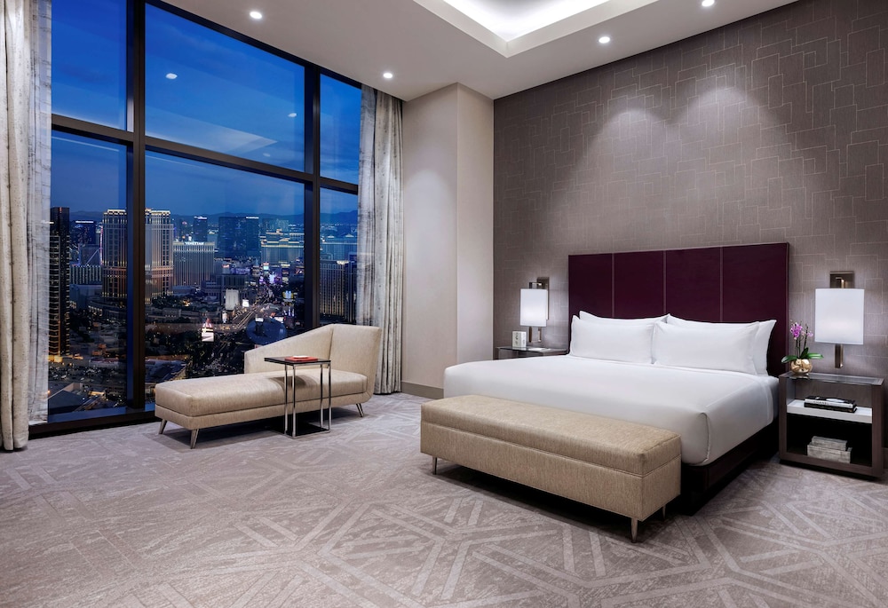 Luxury Suite, 2 Bedrooms (Strip View, 2 King Beds)