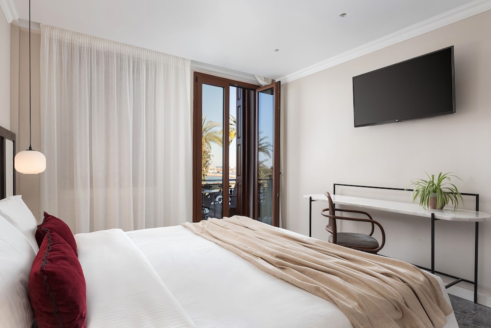 Superior Double Room, Balcony, Sea View thumbnail 6