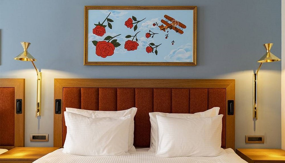 DELUXE LARGE ROOM