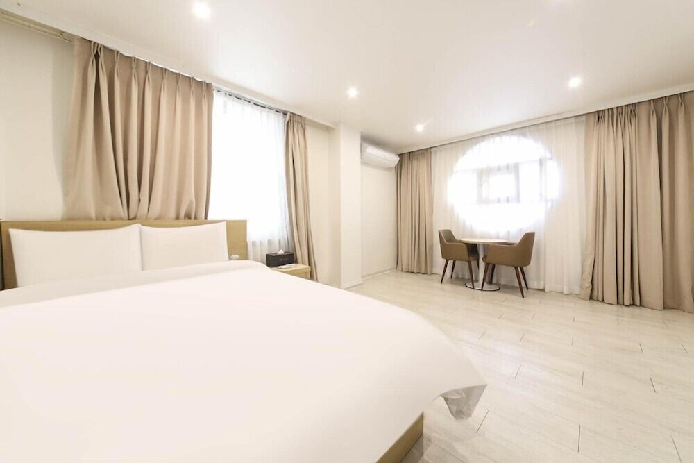 Deluxe Queen Room - Photo 2