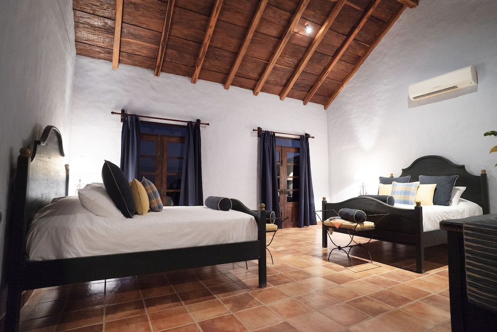 Deluxe Double Room, 2 Double Beds, Partial Ocean View photo 2