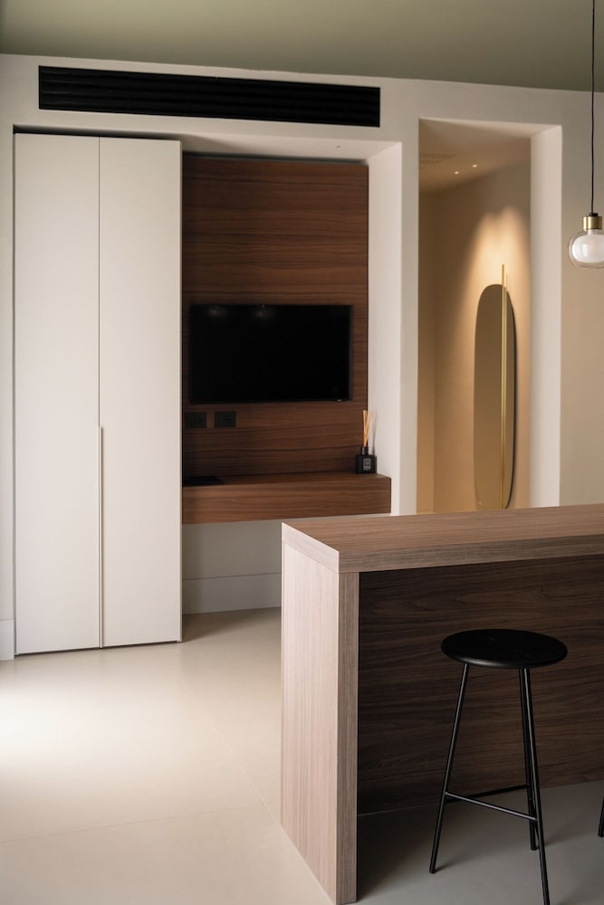 Executive Suite - Photo 20