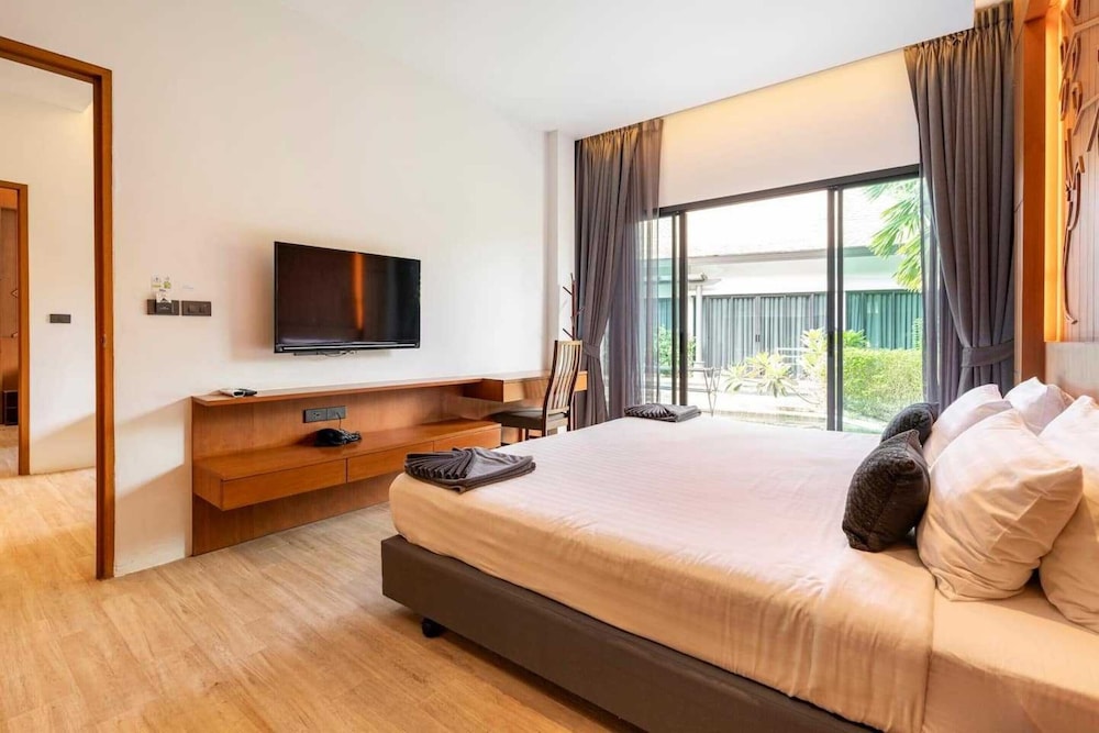 1 Bedrooms, Pool Access - Photo 16