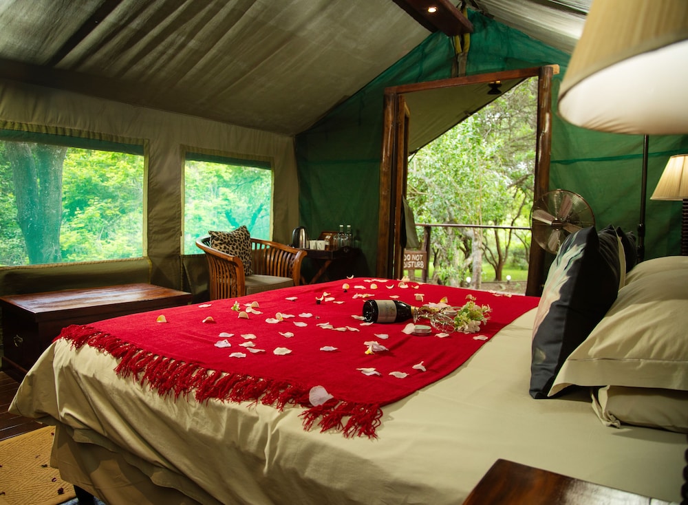Luxury tented Accommodation twin photo 1