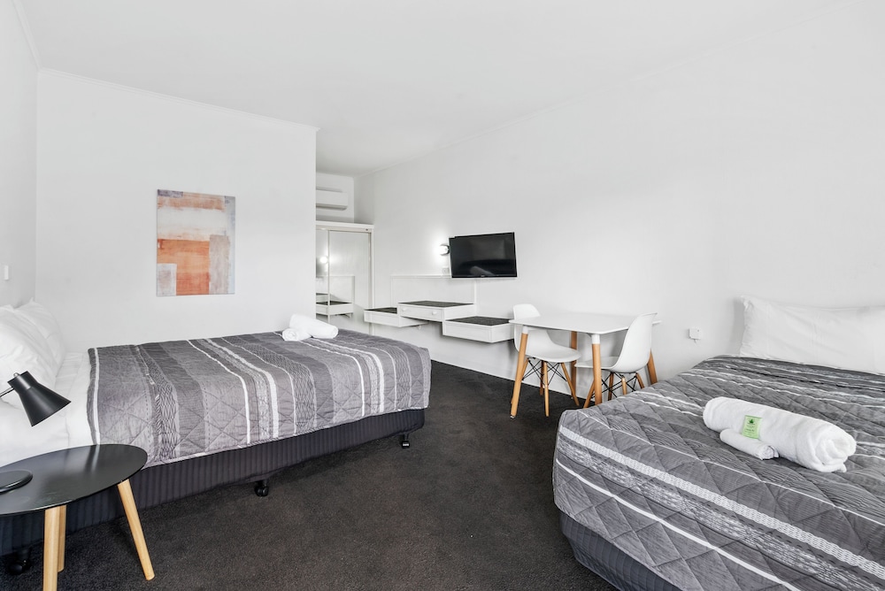 Standard Room, Multiple Beds, Non Smoking photo 2
