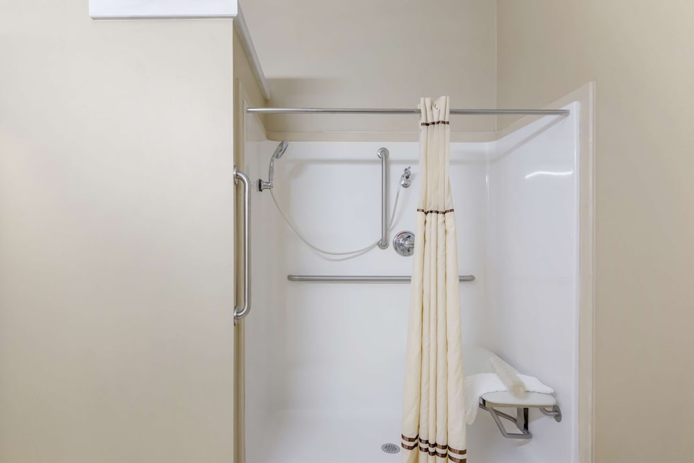 Standard Room, 1 King Bed, Accessible, Non Smoking (Walk-In Shower) photo 3