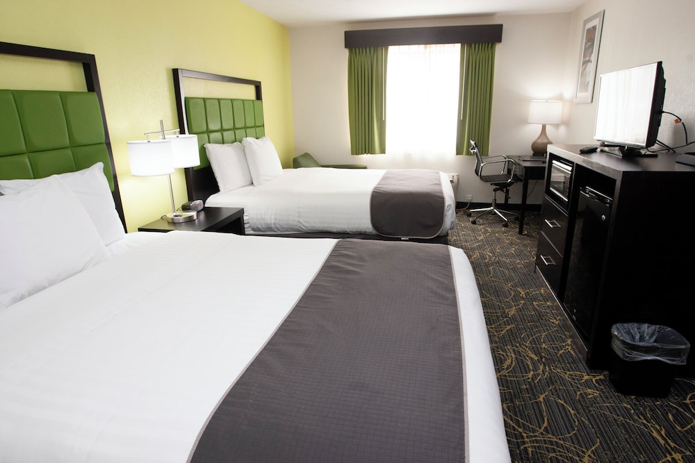 Room, 2 Queen Beds, Non Smoking - Photo 6