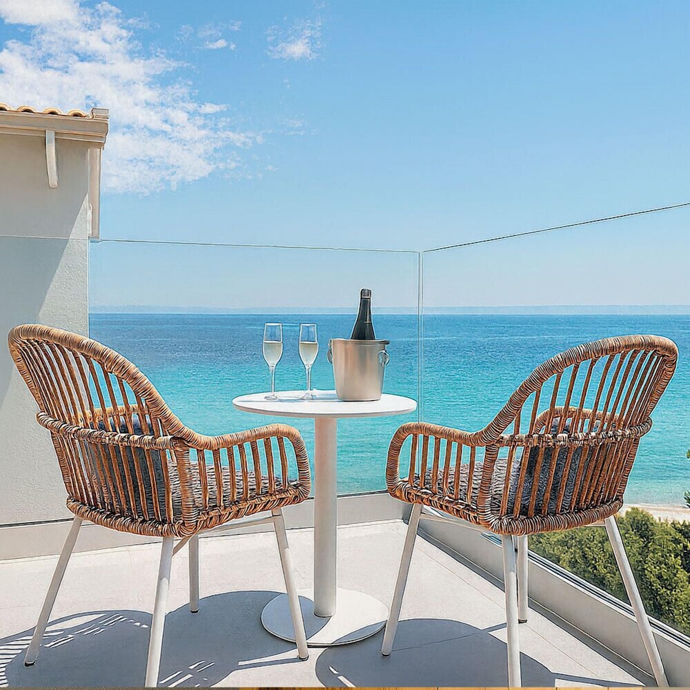 Deluxe Suite, 1 Queen Bed with Sofa bed, Balcony, Sea View