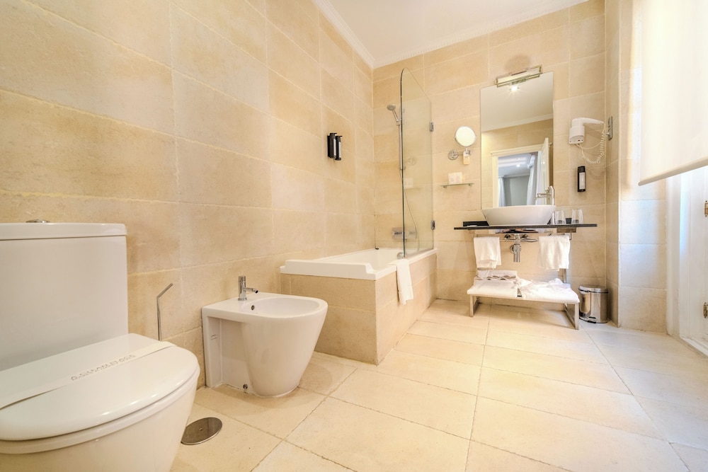 Triple Room, City View photo 3