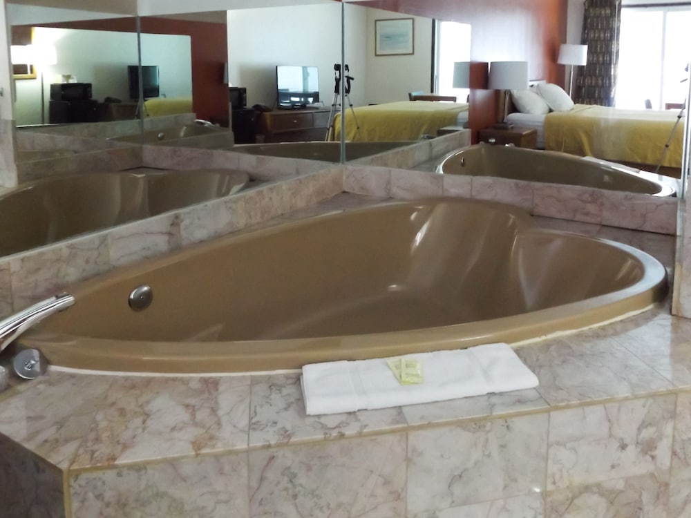 Room, 1 King Bed, Jetted Tub photo 1