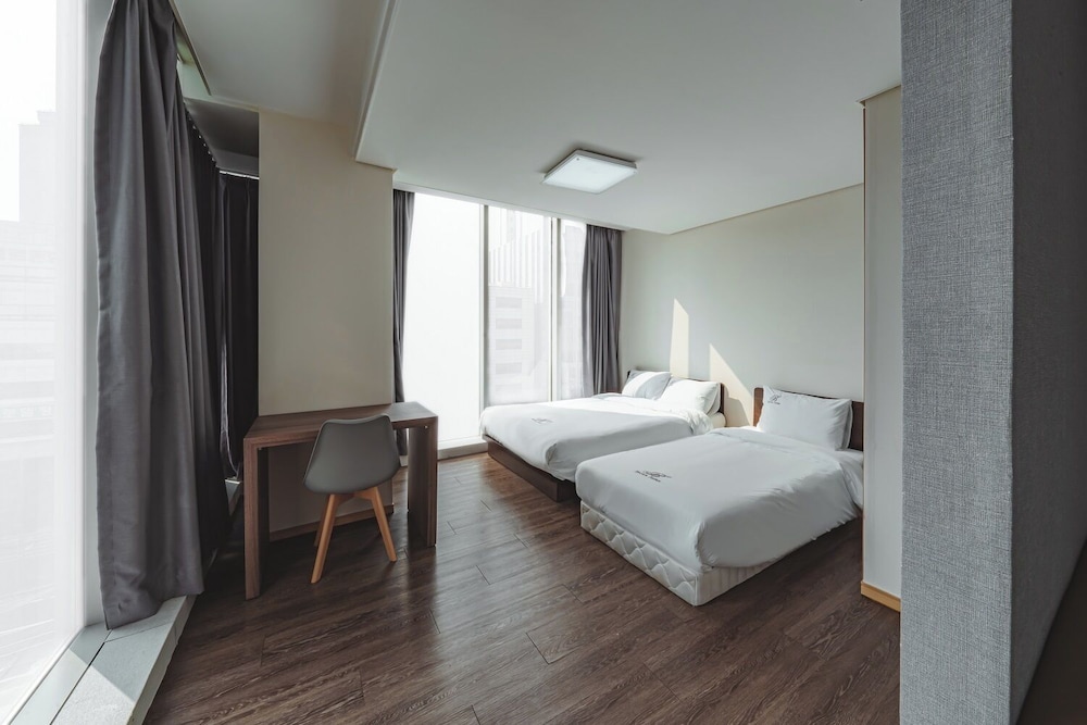 Family Twin Room - Photo 1