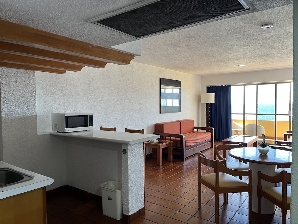 Suite, 1 Bedroom, Oceanfront - Photo 8