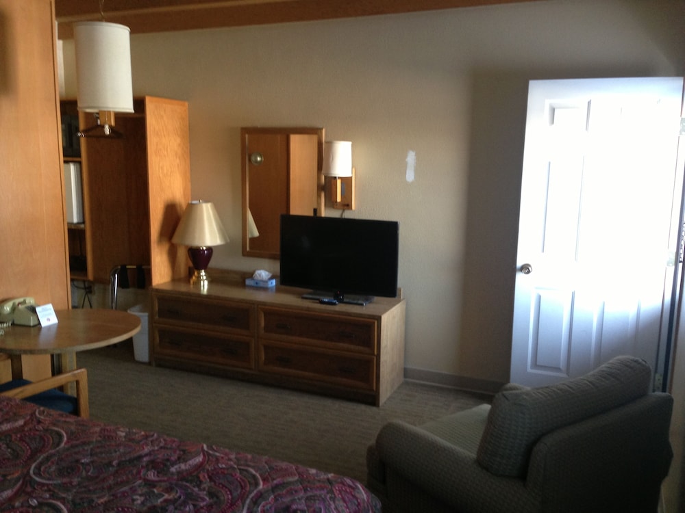 Standard Room, 1 Queen Bed photo 3