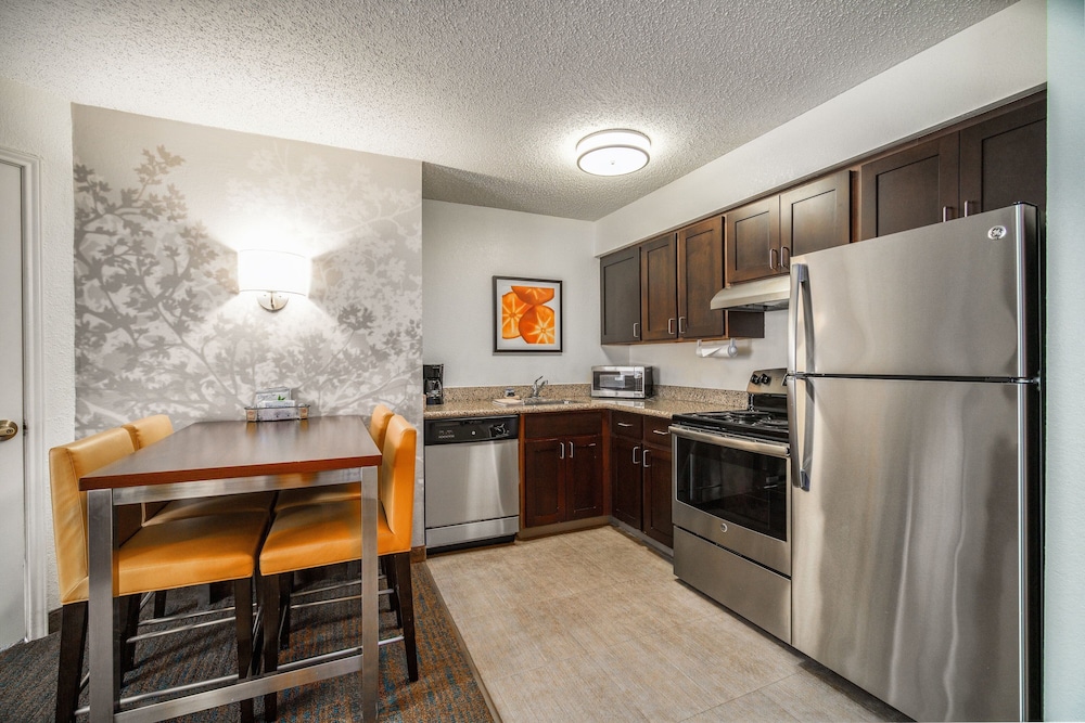 Suite, 2 Bedrooms - Photo 1