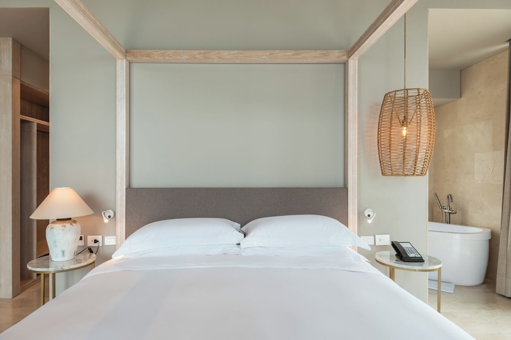 Emerald Ocean Suite, 1 King Bed photo 2