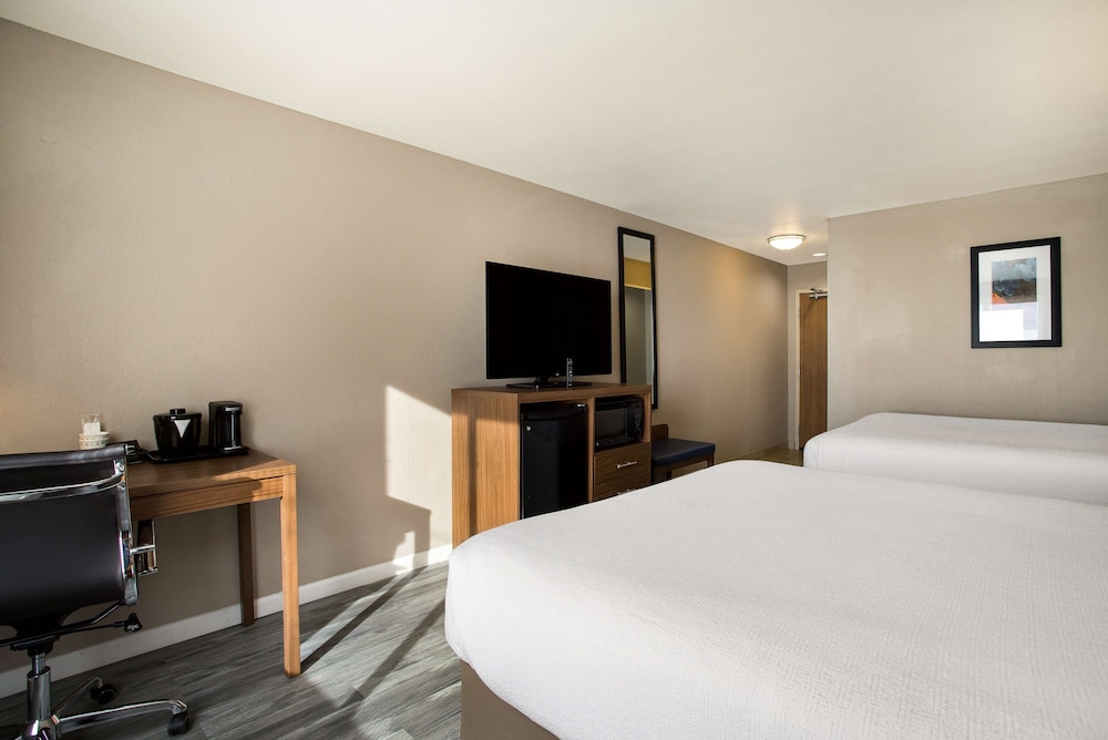Standard Room, 2 Queen Beds, Non Smoking, Refrigerator & Microwave - Photo 2