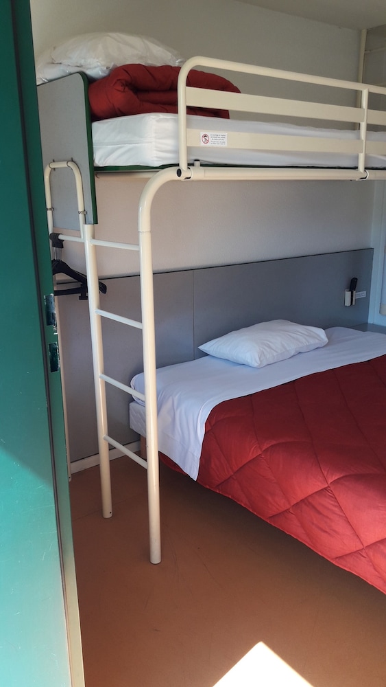 Standard Room, Multiple Beds (1 Double and 1 Single bed) photo 2