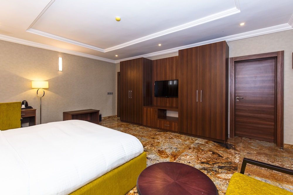 DIPLOMATIC SUITE photo 3