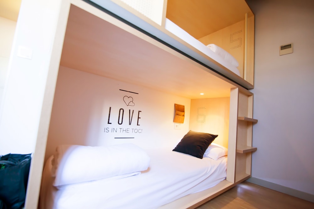 Private Room For 6 People With Private Bathroom, 3 Bunk Beds - Bath And Shower photo 2