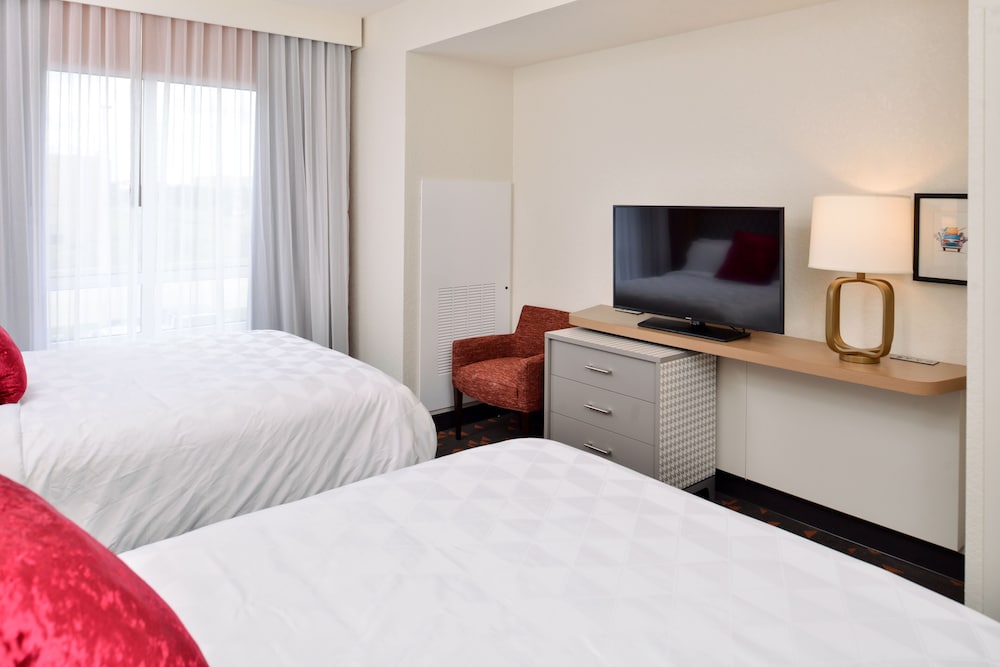 Queen Room with Two Queen Beds - Hearing Accessible