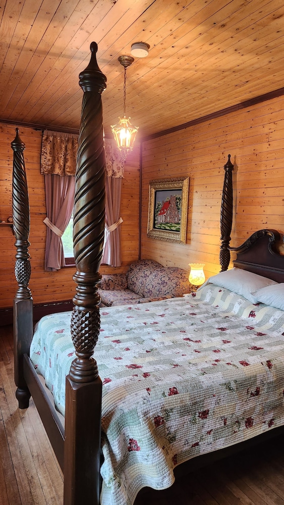 Room, 1 Queen Bed with Sofa bed (La Bourgogne)