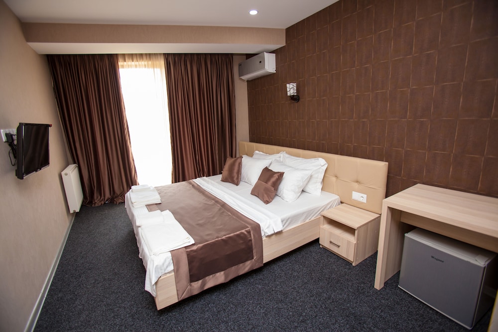 Standard Room, 1 King Bed, Balcony photo 2