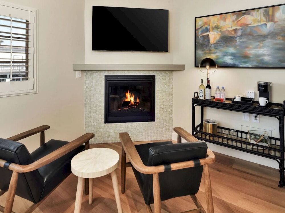 Deluxe Double Room, Private Bathroom (PREMIER CALIFORNIA KING - Town View) photo 1