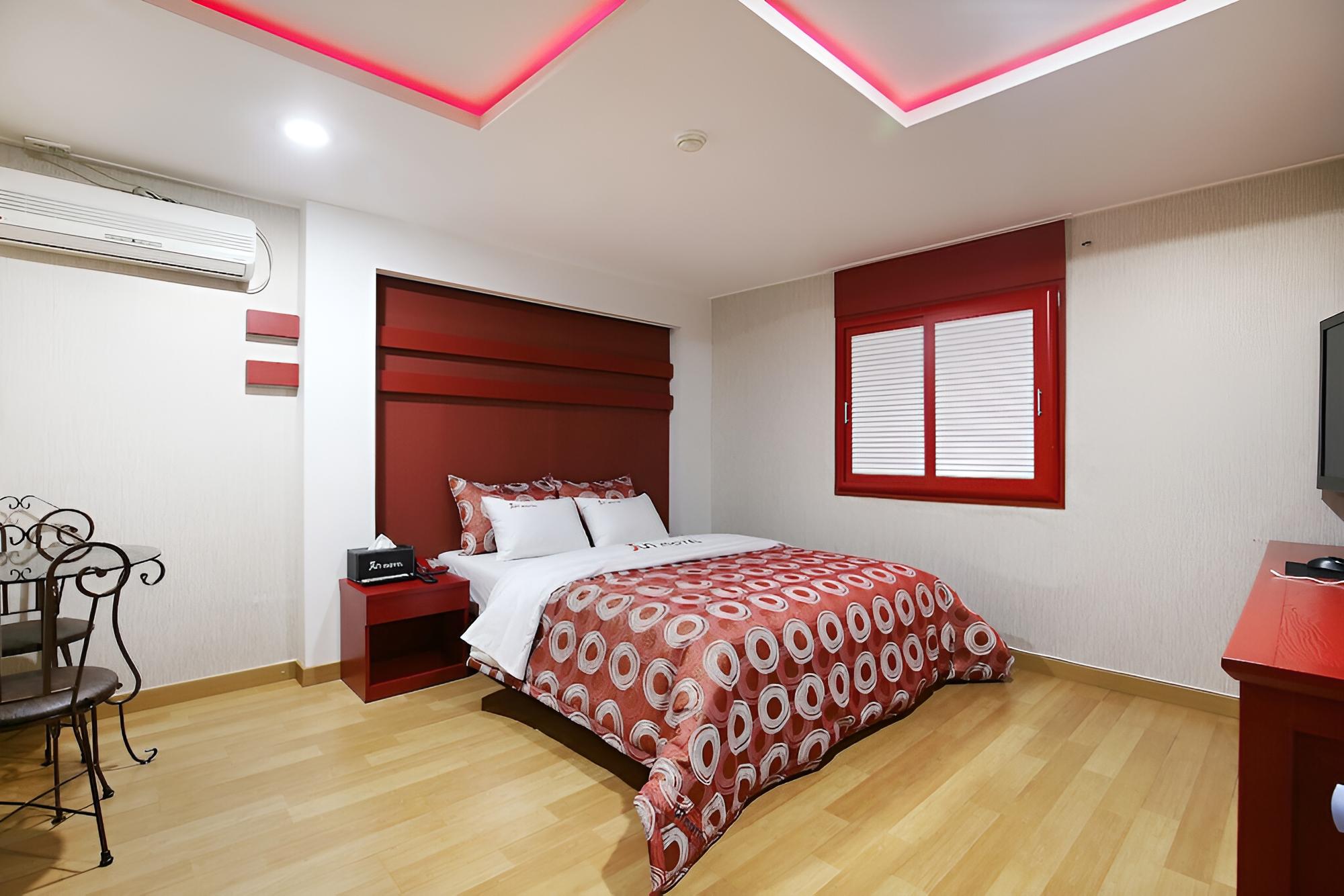 Room (Suite room RED) - Photo 11