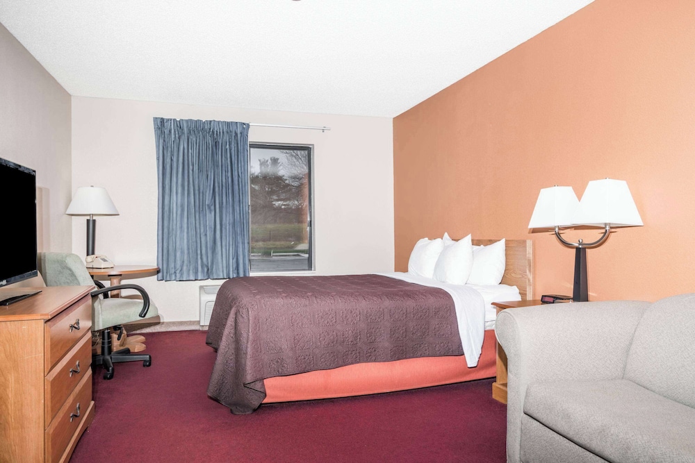 1 Queen Bed, Jetted Tub, Non-Smoking photo 1