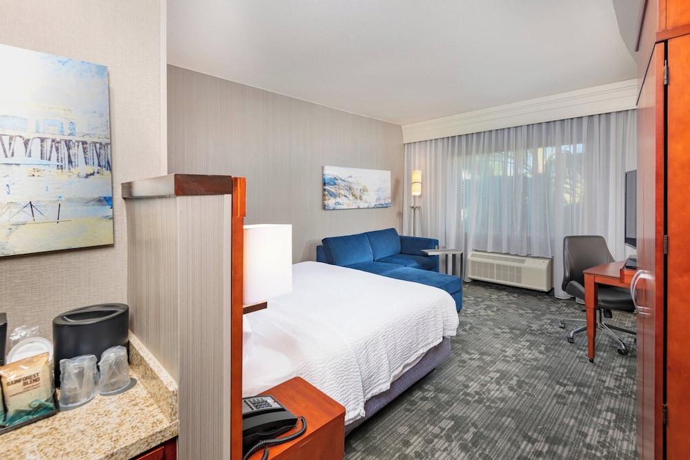 Room, 1 King Bed with Sofa bed (Hearing Accessible) - Photo 4