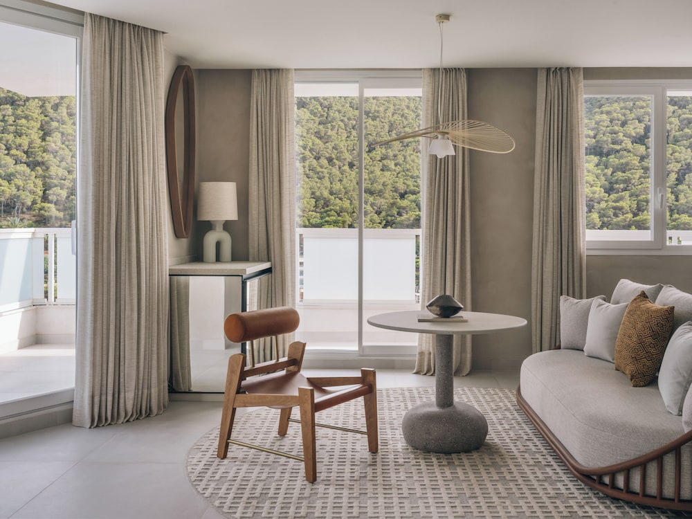 Suite, 1 King Bed, Sea View - Photo 3