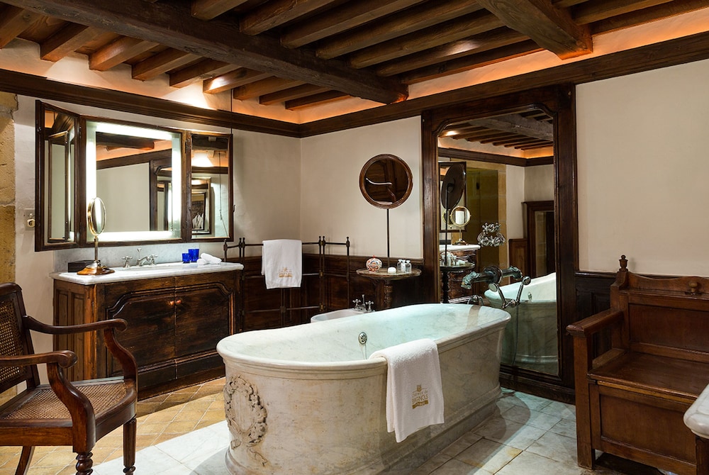 Classic Courtyard Suite, 1 Queen Bed or 2 Single Beds (upon availability) photo 3