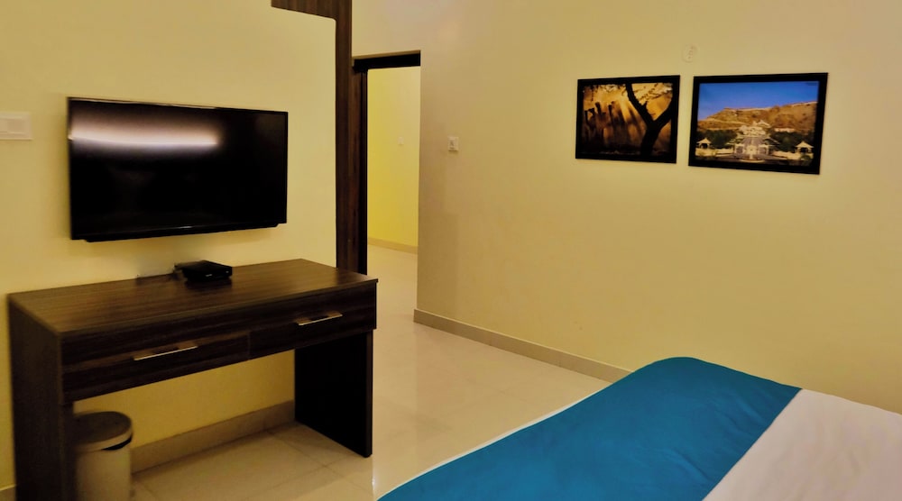 Premium Room, 1 King Bed photo 3