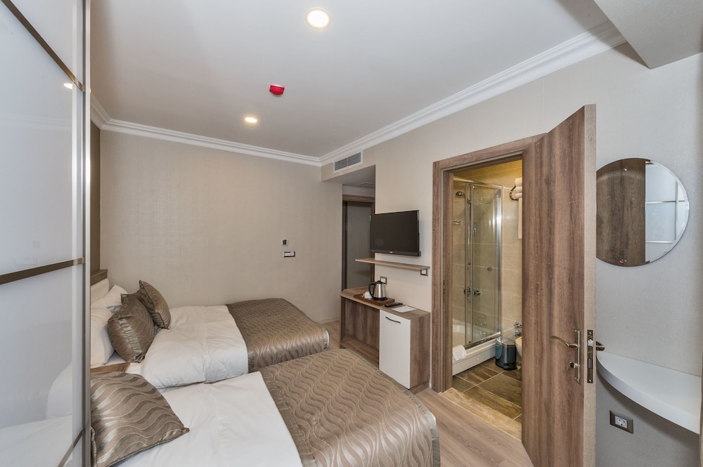 Standard Triple Room, City View photo 1