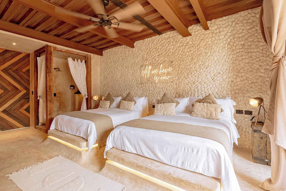 Luxury Room, 2 Queen Beds, Bathtub, Pool View
