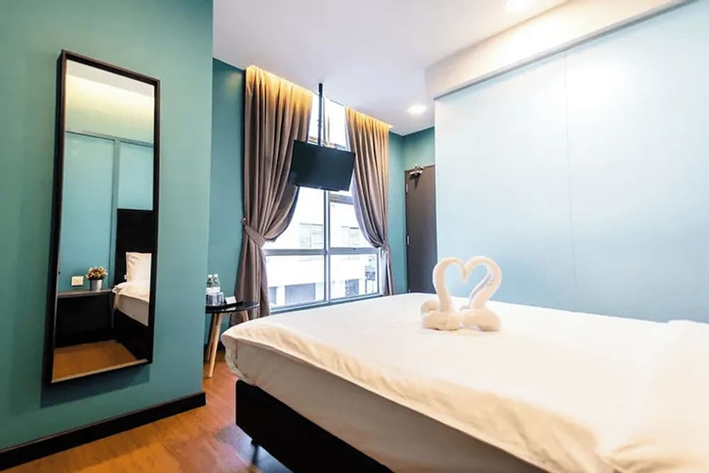 Deluxe Room, 1 Queen Bed photo 2