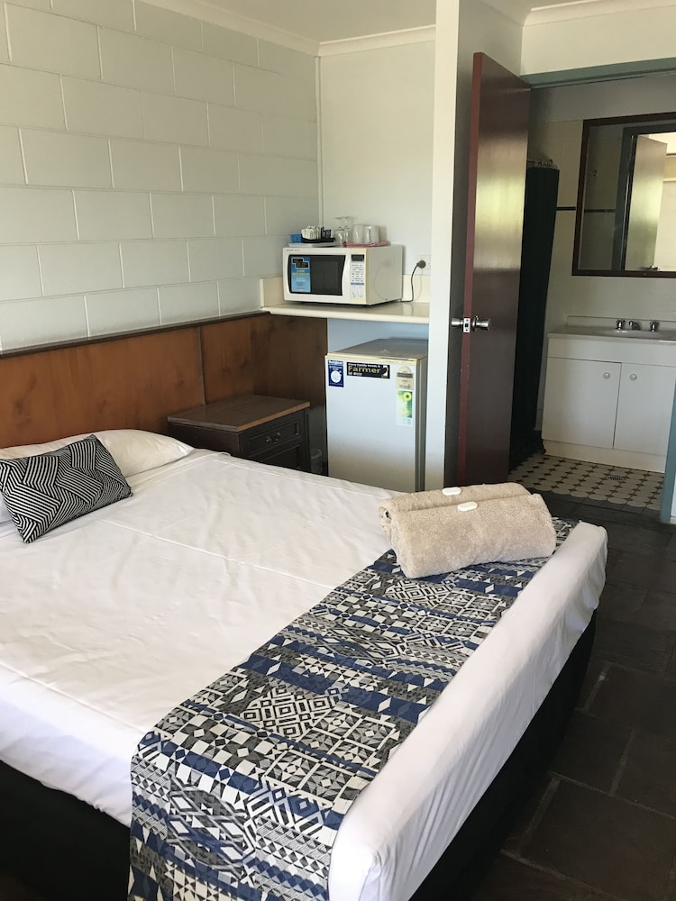 1 Queen Bed Room with Ensuite photo 2