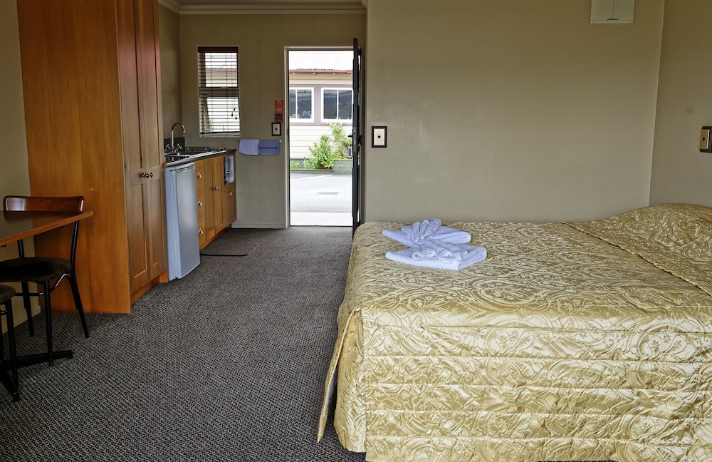 Superior Studio, 1 King Bed, Accessible photo 2