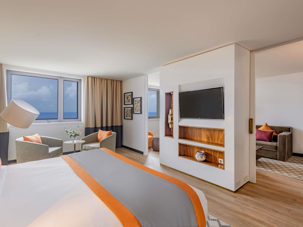 Junior Suite, 1 King Bed with Sofa bed, Ocean View - Photo 9