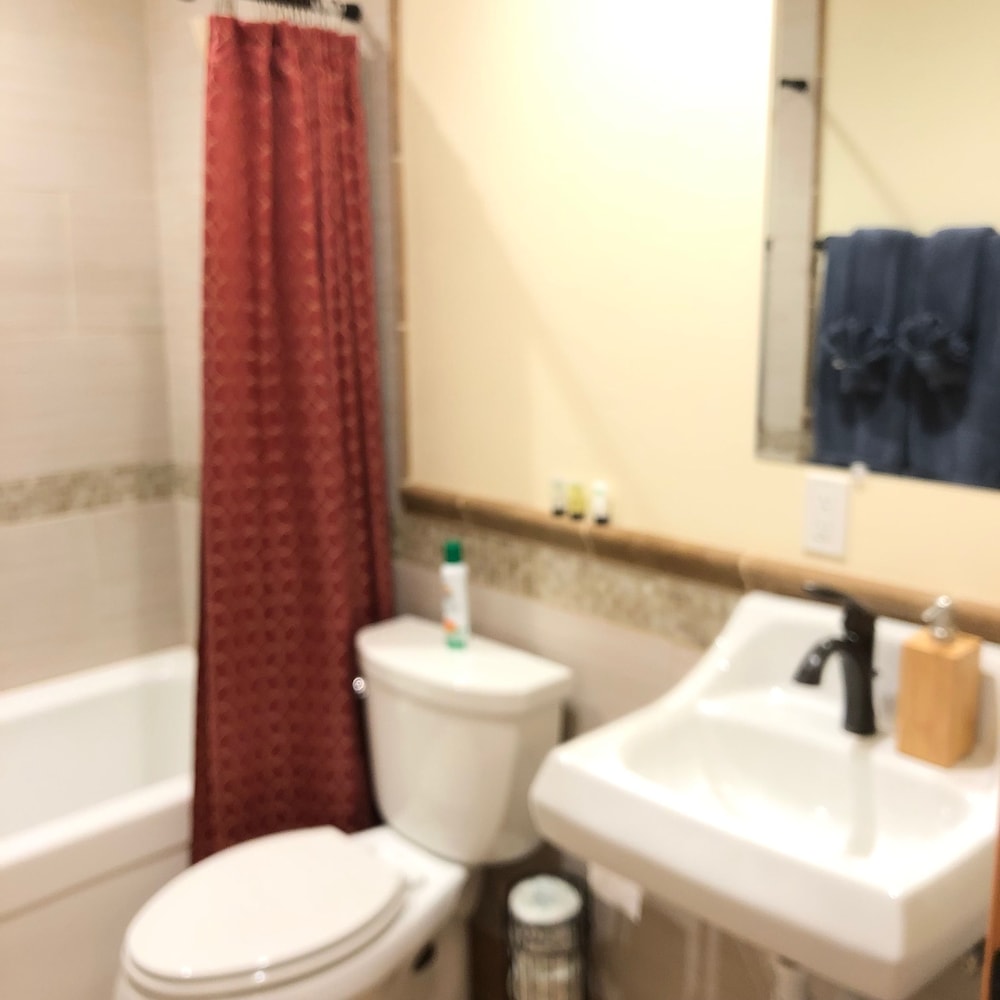 Madrone Queen Bed (Ensuite Bath) photo 2