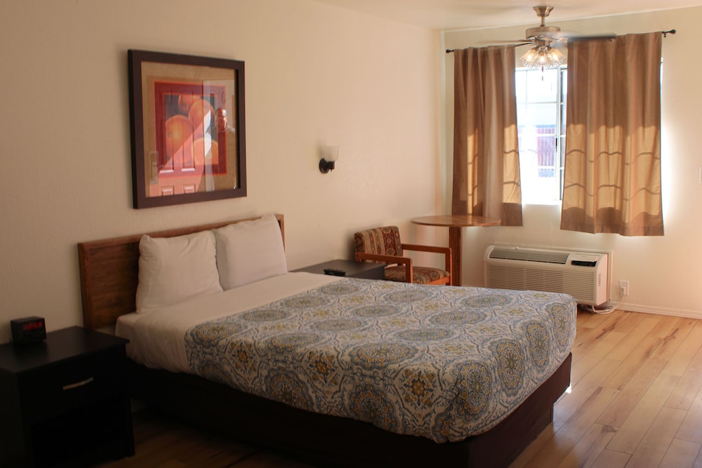 Standard Room, 1 Queen Bed, Non Smoking photo 1