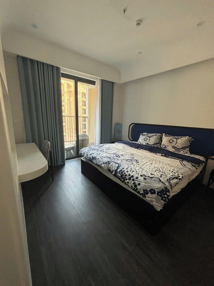 One-Bedroom Balcony Courtyard View