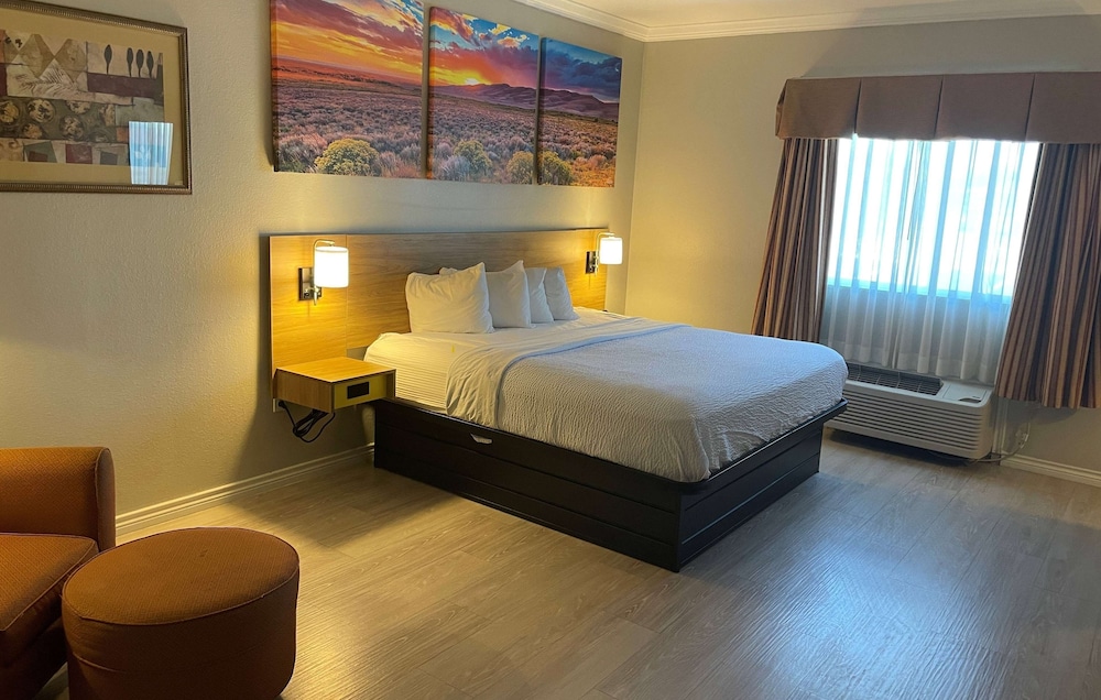 Room, 1 King Bed, Non Smoking - Photo 2