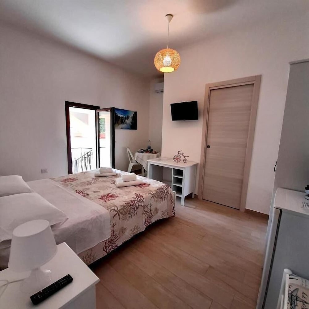 Double or Twin Room, Partial Sea View photo 3