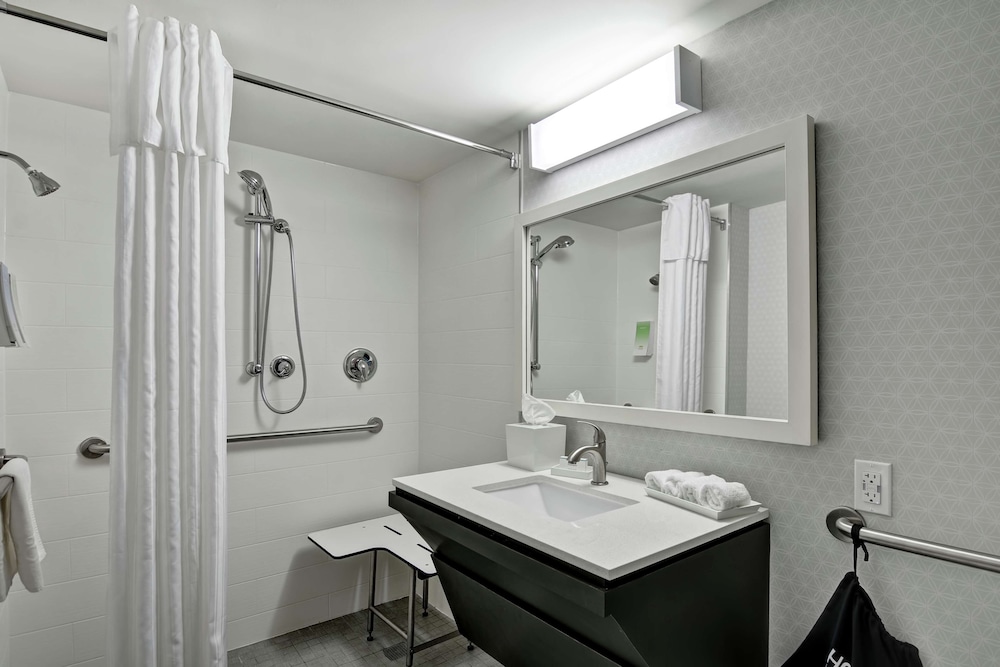 Studio, 1 King Bed, Accessible (Roll-In Shower) - Photo 7