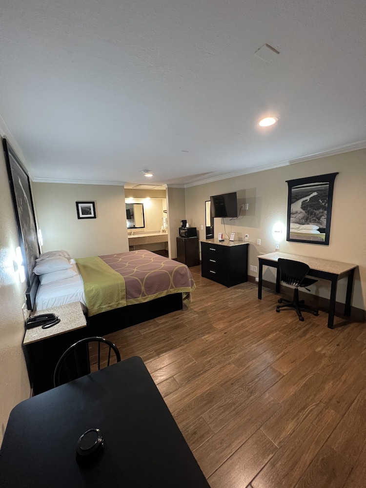 Standard Room, 1 King Bed, Smoking - Photo 5