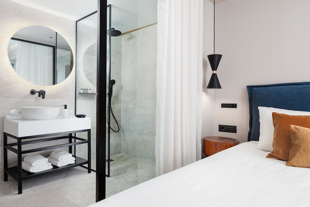 Premium Room with Balcony (Hotel) - Photo 7