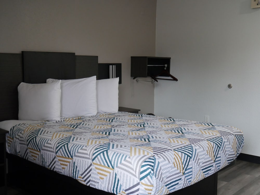 Deluxe Room, 2 Queen Beds, Non Smoking, Refrigerator & Microwave photo 2